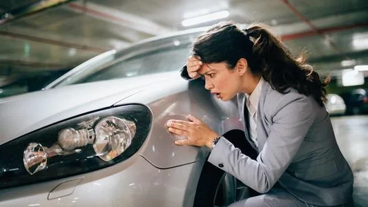 Auto danneggiata nel parcheggio
