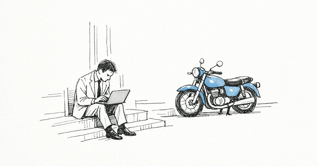 Motociclista che confronta i preventivi delle compagnie assicurative moto online